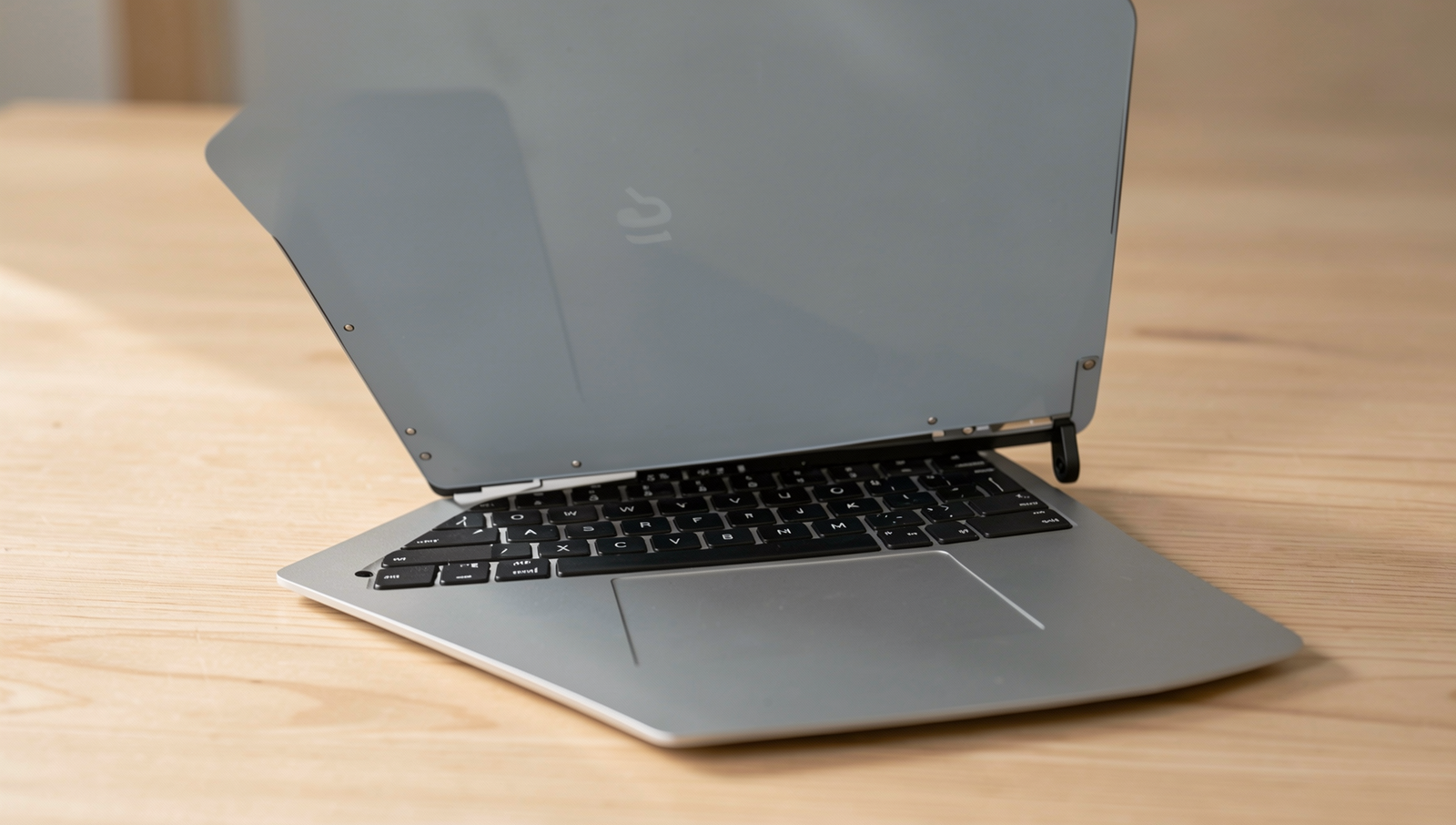 Diagram showing laptop operation with and without battery installed.